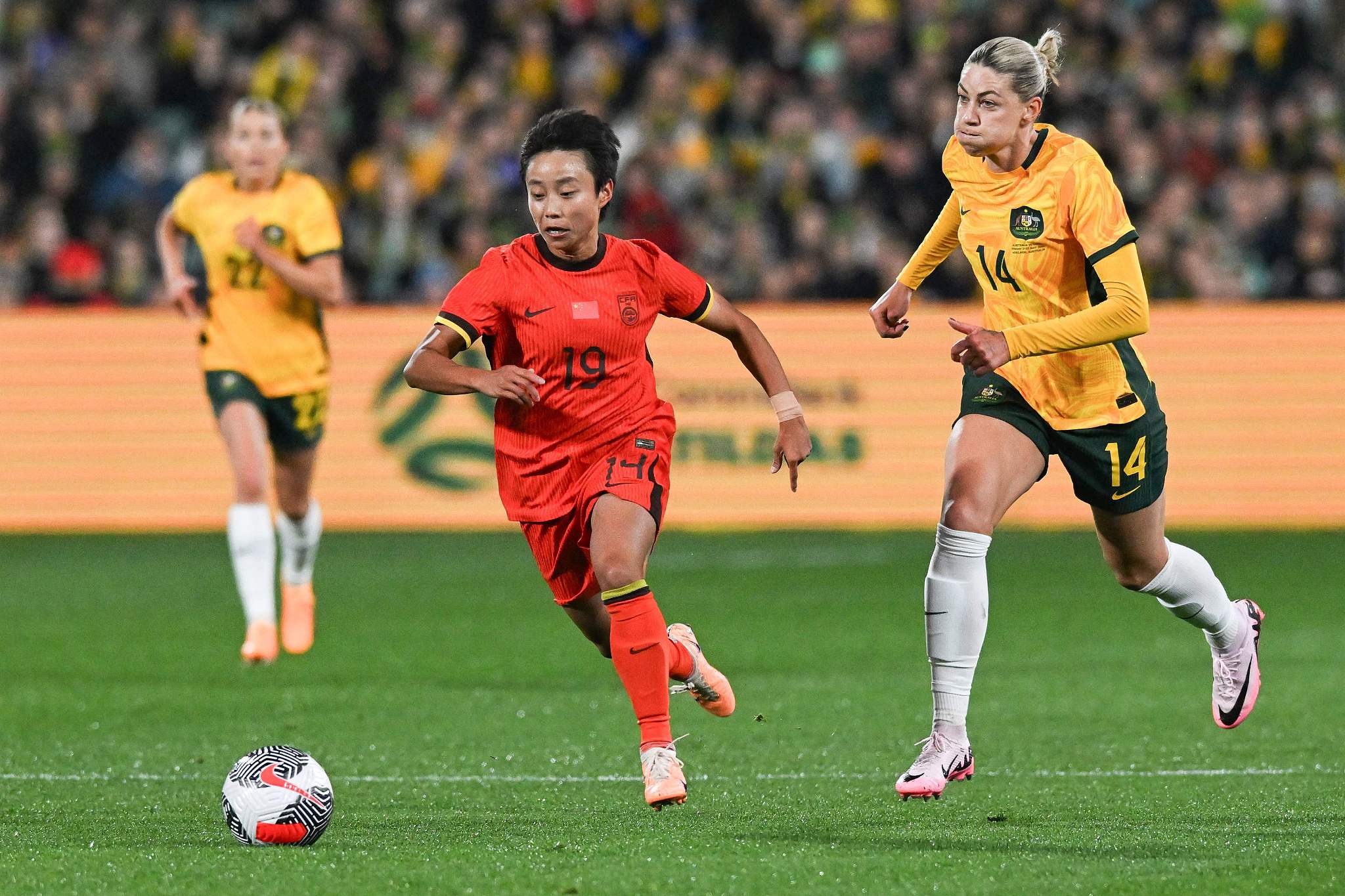 米兰体育培训-激情碰撞！女子足球比赛引爆激情