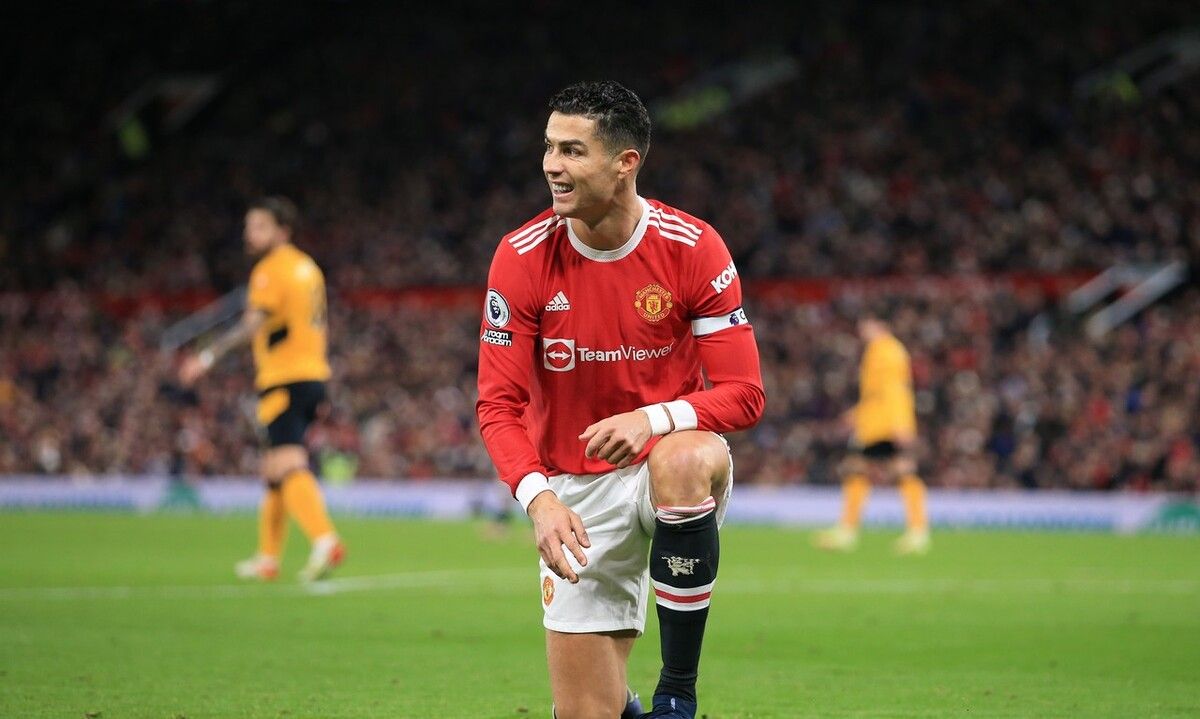 里昂中场技术出色,切入、传球皆具威胁性的简单介绍