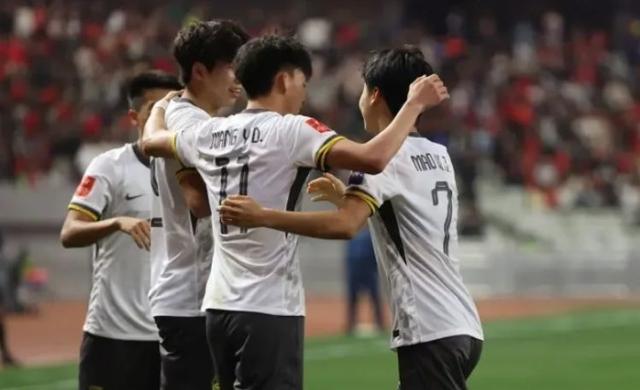 米兰体育培训-赛场上球队势不可挡夺取胜利