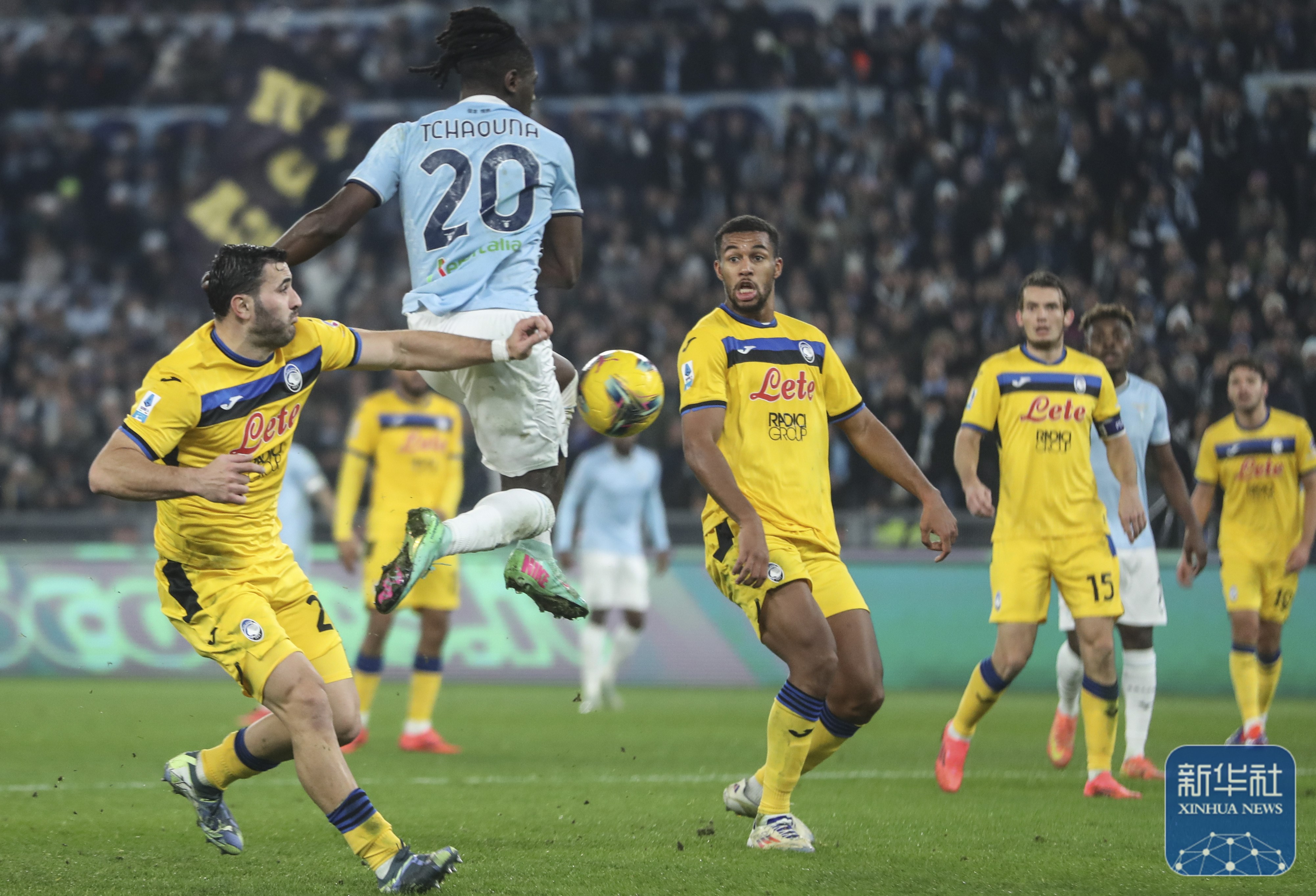 米兰体育在线-足球联赛火爆进行，球员们拼尽全力