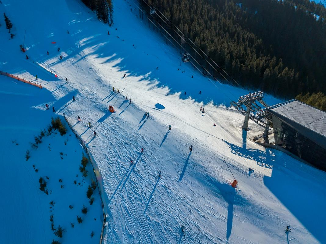 米兰体育网页版入口-挪威滑雪冠军疾驰赛道,速度惊人令人咋舌