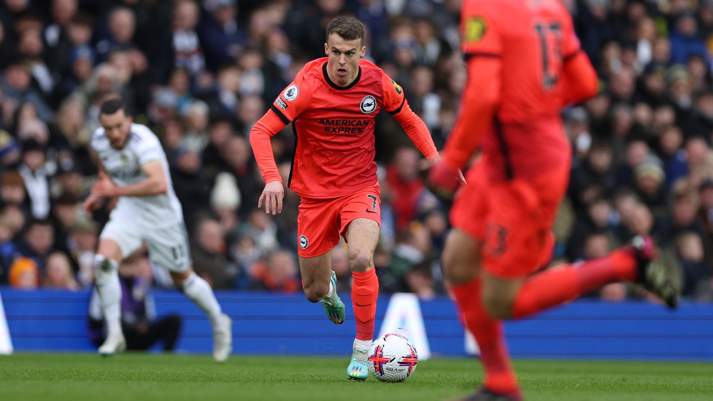 米兰体育中国官网-利兹联客场抢分，英超保级形势逐渐改善